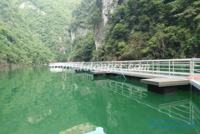 重慶云陽(yáng)清水湖玻璃浮橋